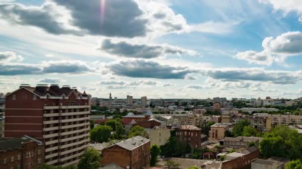 时间飞逝的云彩覆盖哈尔科夫市的建筑物 Uhd 4K视频 — 图库视频影像