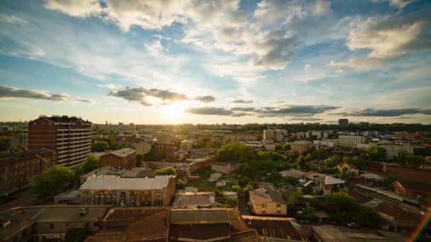 Ηλιοβασίλεμα Λήξη Του Ήλιου Πάνω Από Κτίρια Της Πόλης Kharkov — Αρχείο Βίντεο