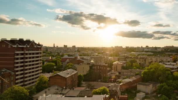 Ηλιοβασίλεμα Λήξη Του Ήλιου Πάνω Από Κτίρια Της Πόλης Kharkov — Αρχείο Βίντεο