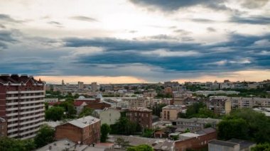 Kharkov şehrinin binaları üzerinde güneşin batış saati doluyor.