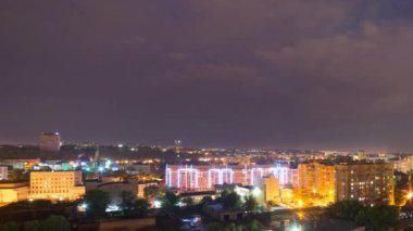 Kharkov şehrinin binaları üzerindeki bulutların gece süreleri, UHD 4K video