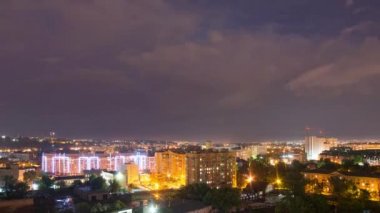 Kharkov şehrinin binaları üzerindeki bulutların gece süreleri, UHD 4K video