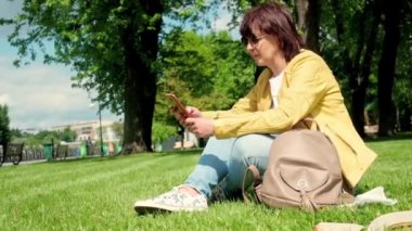 Bir kadının akıllı telefon ve sosyal ağlara bağımlılığı vardır..