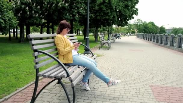 Een vrouw is afhankelijk van smartphone en sociale netwerken. — Stockvideo