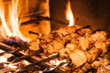 Geleneksel hindi kebabı ızgarada ve Türk restoranında akşam yemeği için şiş. Türkiye 'de gıda kültürü.
