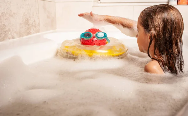 Ernstes Kleines Süßes Mädchen Badet Einem Schaumbad Und Spielt Mit — Stockfoto