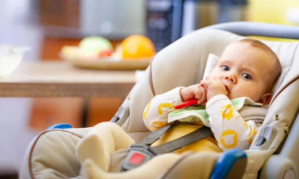 Carino Contento Poco Caucasico Ragazza Sei Mesi Siede Seggiolino Bambini — Foto Stock