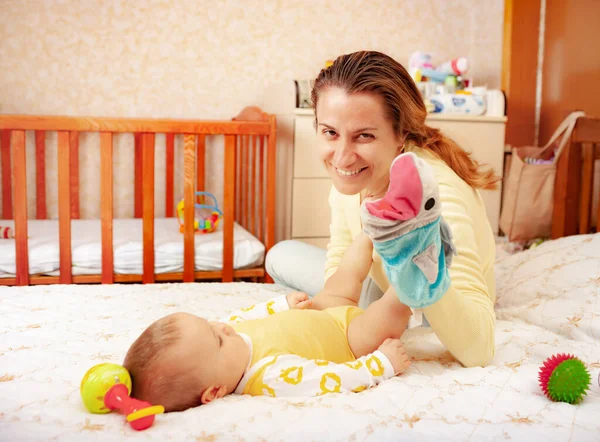 かわいい陽気な優しいお母さんは彼女の魅力的な6ヶ月の小さな娘と遊ぶ 子どもの早期発達と母親への愛情の概念 — ストック写真