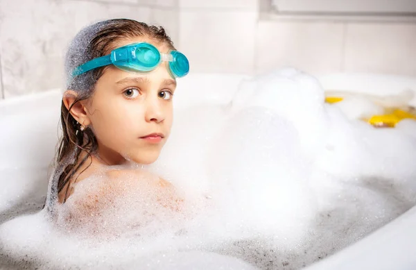 Schöne Blauäugige Kleine Mädchen Mit Schwimmbrille Badet Einem Schaumbad Während — Stockfoto