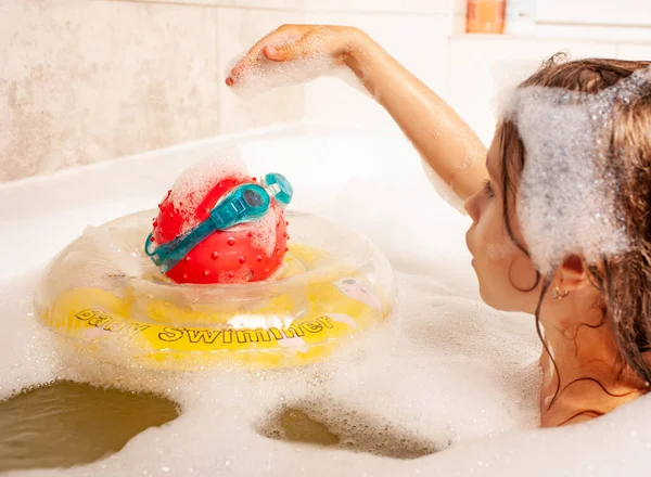 Ernstes Kleines Süßes Mädchen Badet Einem Schaumbad Und Spielt Mit — Stockfoto