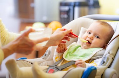 Sevimli, genç, yardımsever, beyaz bir anne, sevimli altı aylık kızını rahat bir oturma odasında besliyor. Karar süresince sonsuz endişe kavramı