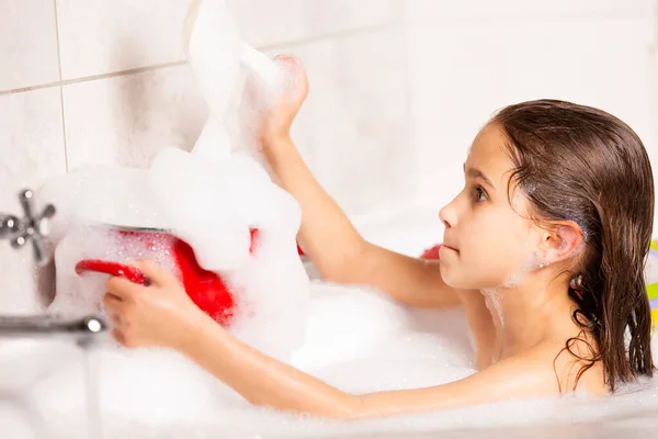 検疫中に浴槽に入浴中に泡で陽気な小さな白人の女の子が再生されます 面白い子供の概念は コロナウイルスの間に家で楽しんでいます コピースペース — ストック写真