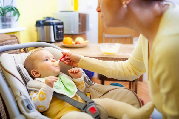 Bonito Jovem Mãe Caucasiana Carinho Alimenta Sua Encantadora Filha Seis — Fotografia de Stock