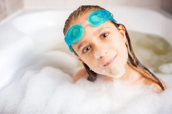 Divertente Piccola Ragazza Caucasica Positiva Che Indossa Occhiali Bagno Gioca — Foto Stock