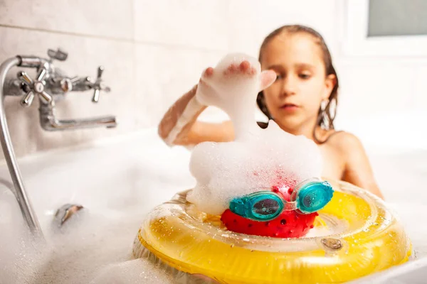 Petite Fille Mignonne Sérieuse Baigne Dans Bain Mousse Joue Avec — Photo