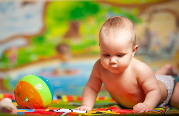 Divertido Regordeta Caucásica Niña Seis Meses Edad Arrastra Suelo Mirando — Foto de Stock