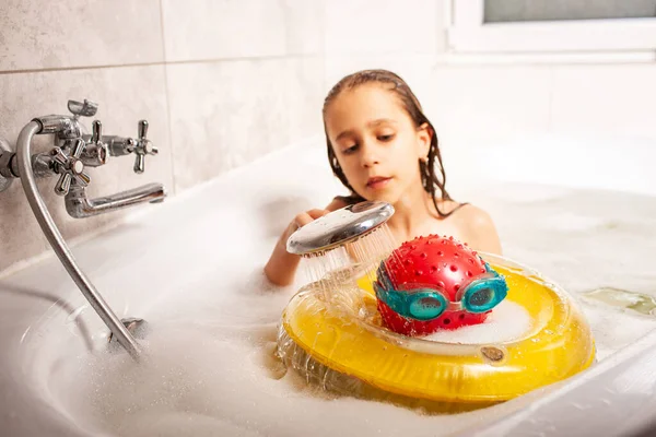 Divertente Bambina Non Identificata Che Doccia Con Una Testa Fatta — Foto Stock