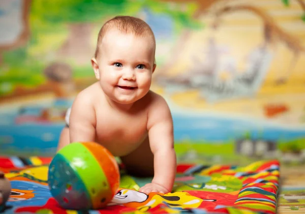 一个开朗的 面带微笑的白俄罗斯六个月大的小女孩在儿童房里玩教育玩具的画像 婴儿产品概念 — 图库照片