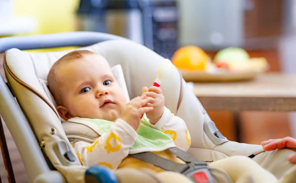 Carino Contento Poco Caucasico Ragazza Sei Mesi Siede Seggiolino Bambini — Foto Stock