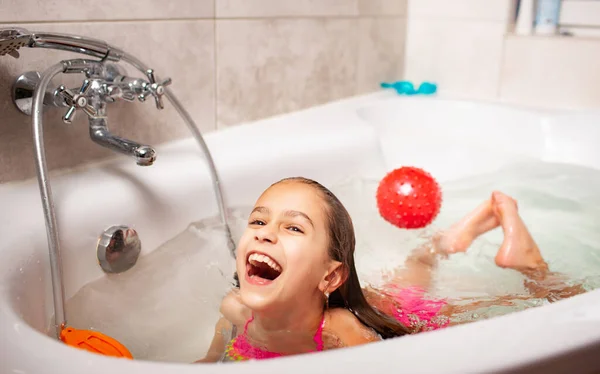 Fröhlich Lächelndes Charmantes Mädchen Badet Mit Rotem Ball Und Blickt — Stockfoto