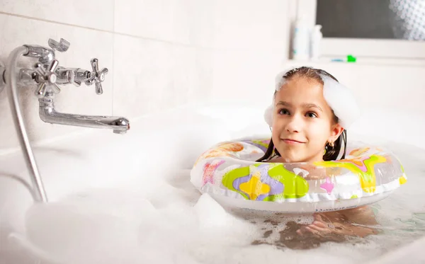 Drôle Petite Fille Baigne Dans Une Baignoire Avec Une Bouée — Photo