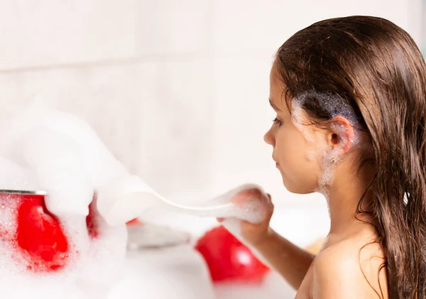 Allegro Ragazza Caucasica Gioca Con Schiuma Durante Bagno Nella Vasca — Foto Stock