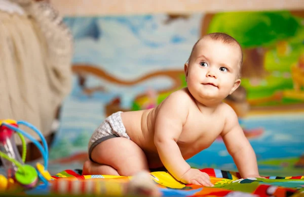 Divertido Regordeta Caucásica Niña Seis Meses Edad Arrastra Suelo Mirando — Foto de Stock