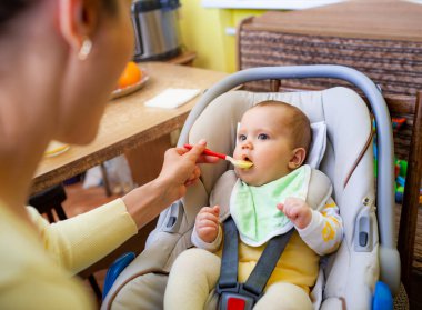 Sevimli, genç, yardımsever, beyaz bir anne, sevimli altı aylık kızını rahat bir oturma odasında besliyor. Karar süresince sonsuz endişe kavramı
