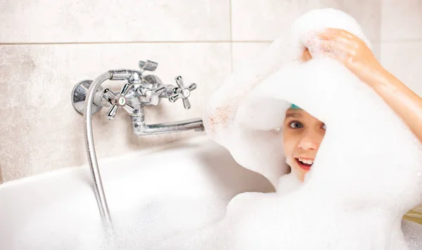 Graciosa Niña Caucásica Emocional Lava Cabeza Con Mucha Espuma Baño —  Fotos de Stock