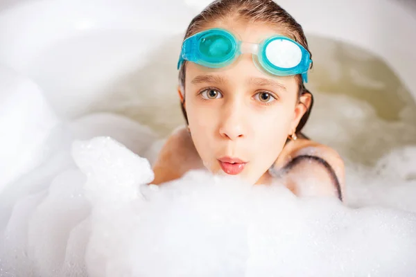 Bella Bambina Dagli Occhi Azzurri Maschera Nuoto Bagna Bagno Schiuma — Foto Stock