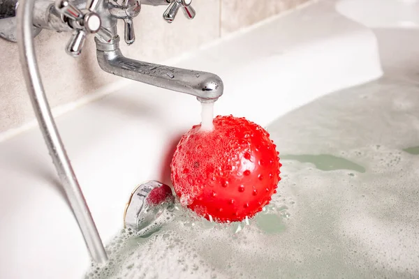 Der Rote Aufblasbare Kinderball Liegt Unter Einem Wasserstrahl Schaumbad Badekonzept — Stockfoto