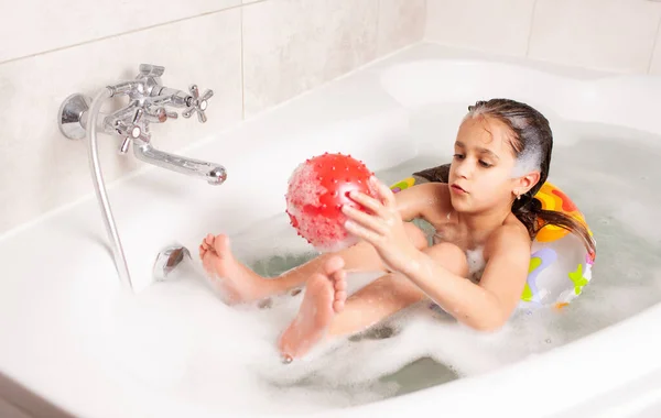 Niña Divertirse Bañera Juega Bola Roja Inflable Mientras Sienta Bañera — Foto de Stock