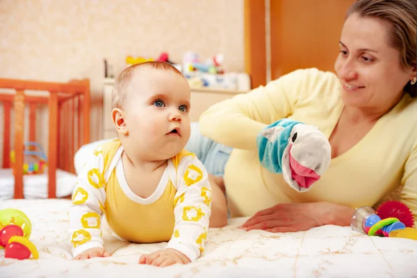 かわいい陽気な優しいお母さんは彼女の魅力的な6ヶ月の小さな娘と遊ぶ 子どもの早期発達と母親への愛情の概念 — ストック写真