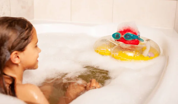 Divertida Niña Baña Baño Con Espuma Juega Pelota Salvavidas Gafas — Foto de Stock