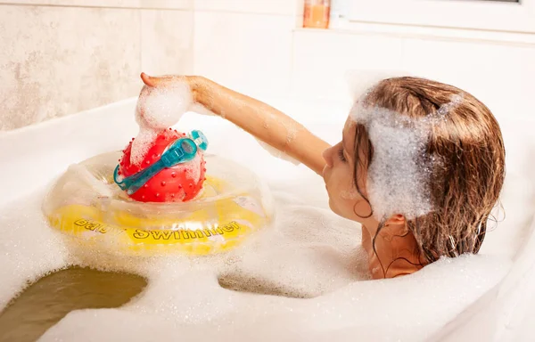 Serieuze Kleine Schattige Meisje Baadt Een Schuimbad Speelt Met Speelgoed — Stockfoto