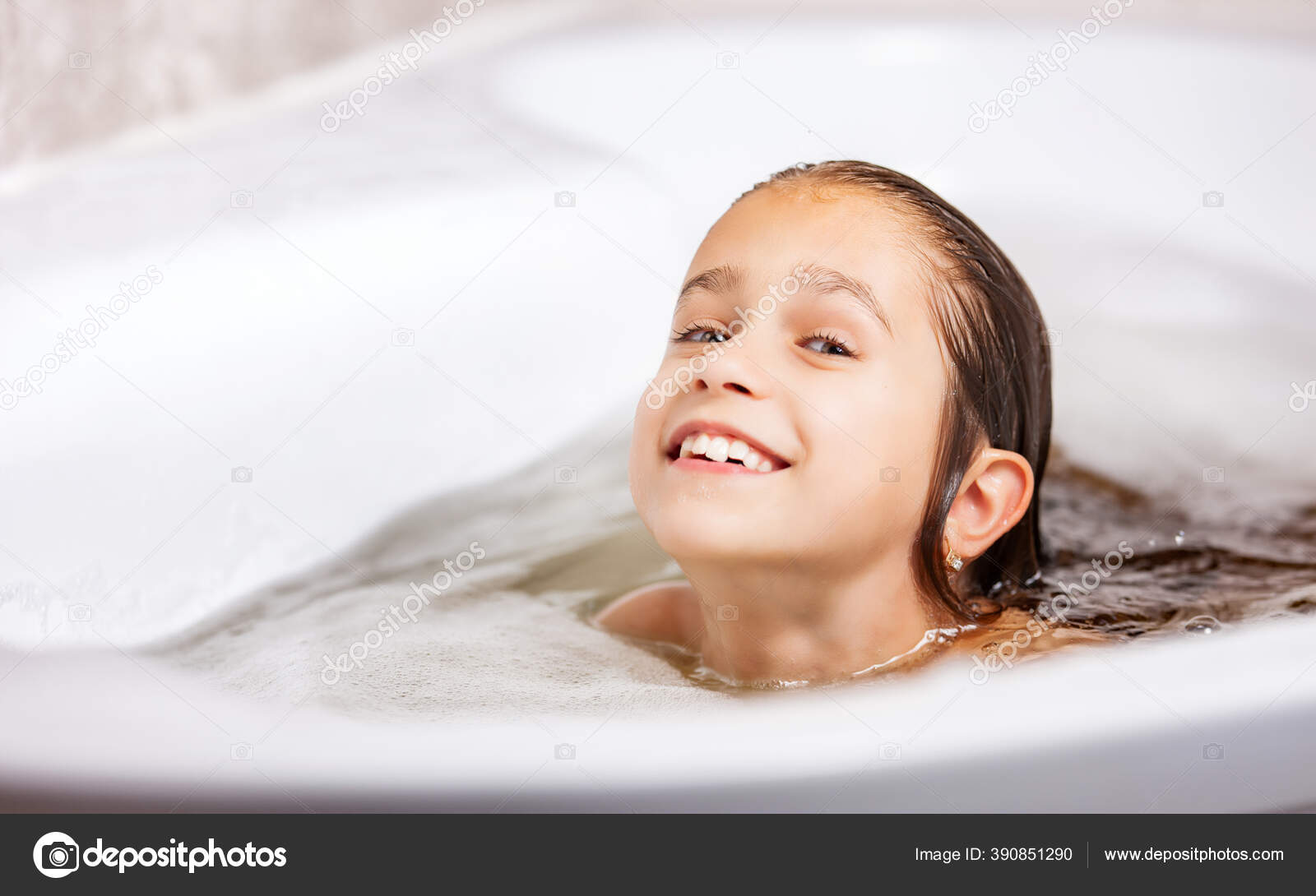 儿童泡浴素材-儿童泡浴图片-儿童泡浴素材图片下载-觅知网