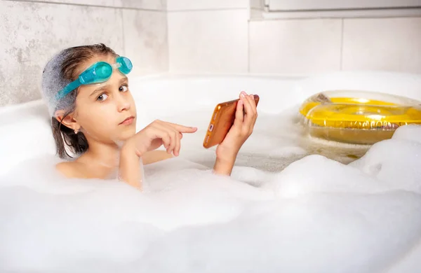 Divertente Bambina Caucasica Maschera Nuoto Naviga Internet Utilizzando Uno Smartphone — Foto Stock