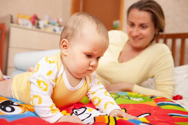 Zbliżenie Troskliwej Pięknej Młodej Matki Uczy Kolorów Jej Sześciomiesięcznej Uroczej — Zdjęcie stockowe