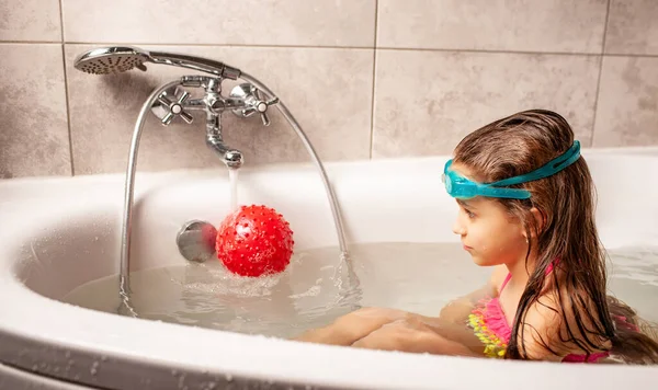 Alegre Niña Sonriente Encantadora Baña Con Bola Roja Mira Cámara — Foto de Stock