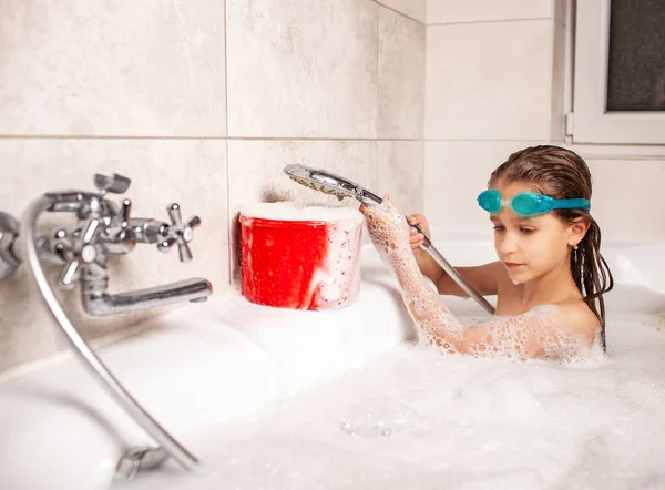 Lustiges Kleines Mädchen Badet Einer Badewanne Und Gießt Wasser Aus — Stockfoto