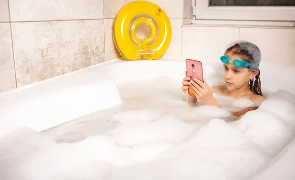 Ragazza Caucasica Concentrata Occhiali Bagno Selfie Utilizzando Uno Smartphone Mentre — Foto Stock