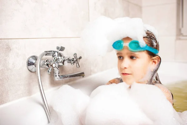 Engraçado Emocional Caucasiano Menina Lava Cabeça Com Muita Espuma Banheiro — Fotografia de Stock