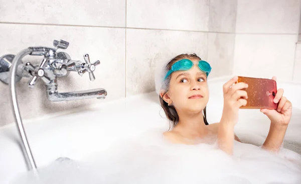 Ragazza Caucasica Concentrata Occhiali Bagno Selfie Utilizzando Uno Smartphone Mentre — Foto Stock