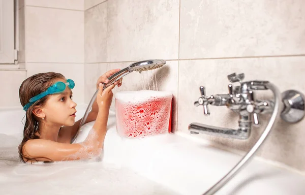 Divertente Bambina Bagna Una Vasca Bagno Versa Acqua Nella Schiuma — Foto Stock