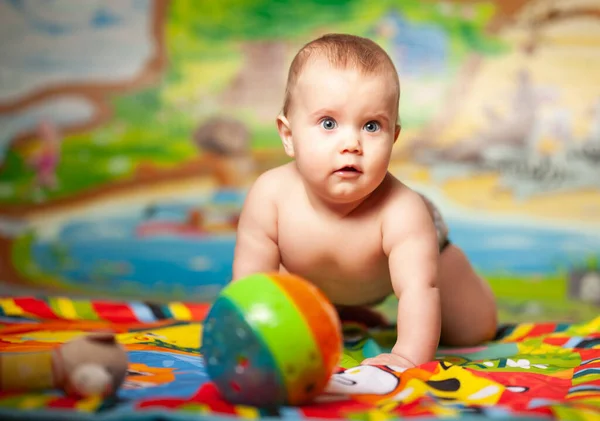 一个开朗的 面带微笑的白俄罗斯六个月大的小女孩在儿童房里玩教育玩具的画像 婴儿产品概念 — 图库照片