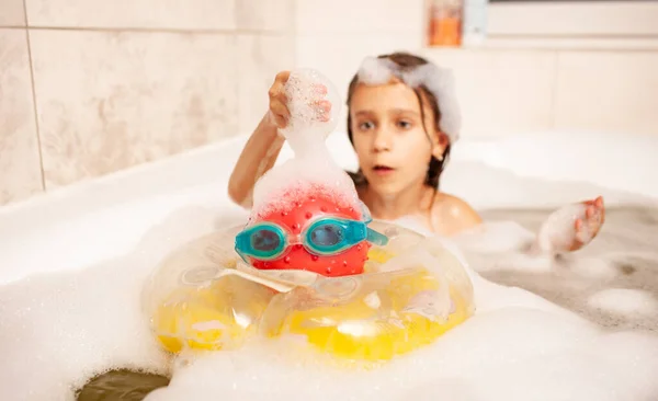 Lustiges Kleines Mädchen Badet Einer Badewanne Mit Schaum Und Spielt — Stockfoto