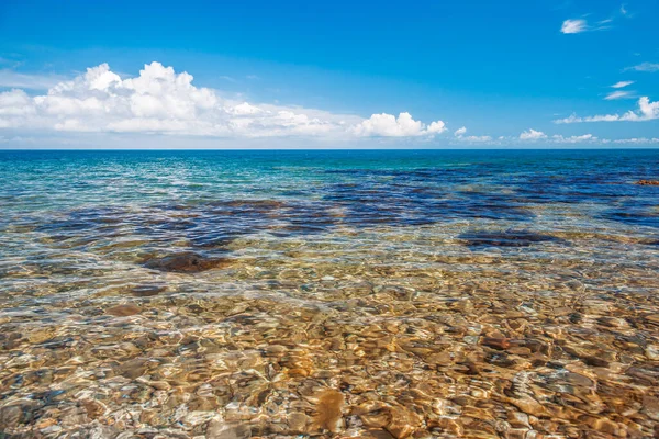Morze Skalistym Dnem Dużymi Chmurami Horyzoncie Czysta Czysta Woda Błękitne — Zdjęcie stockowe