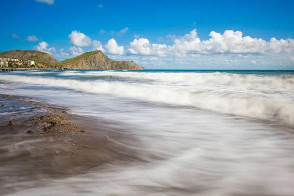 Playa Arena Con Montañas Fondo Las Montañas Están Cubiertas Hierba — Foto de Stock