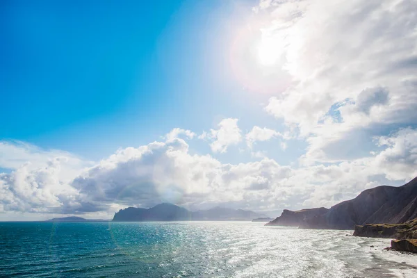 Zandstrand Met Bergen Achtergrond Bergen Zijn Bedekt Met Gras Heeft — Stockfoto