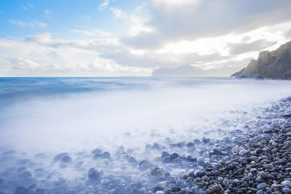 Спокойный Океан Покрытый Туманом Над Ярким Небом Облаками Горы Расстоянии — стоковое фото